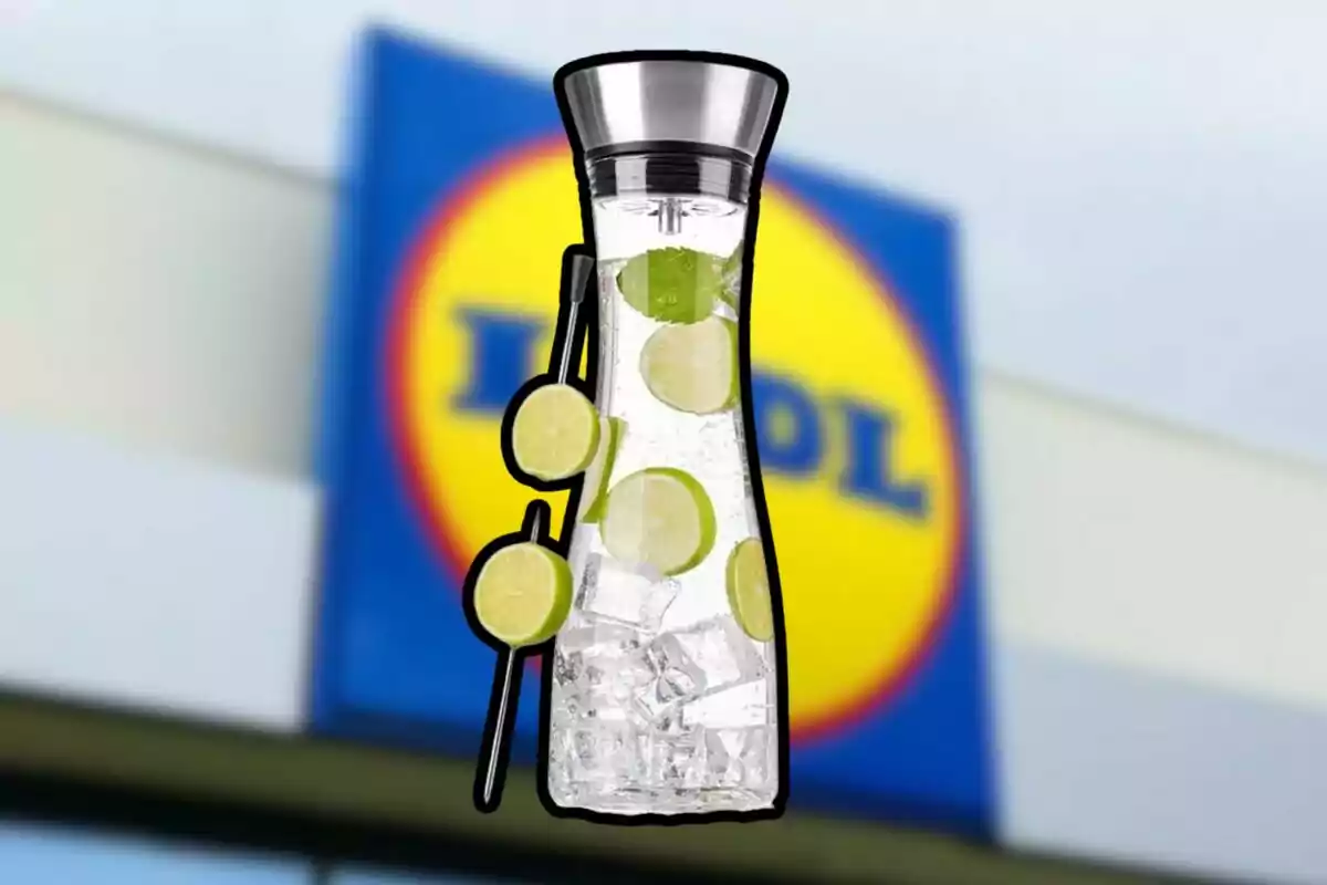 Jarra de cristal con rodajas de lima y cubos de hielo frente a un cartel borroso de supermercado Jarra de cristal con rodajas de lima y cubos de hielo frente a un cartel borroso de supermercado