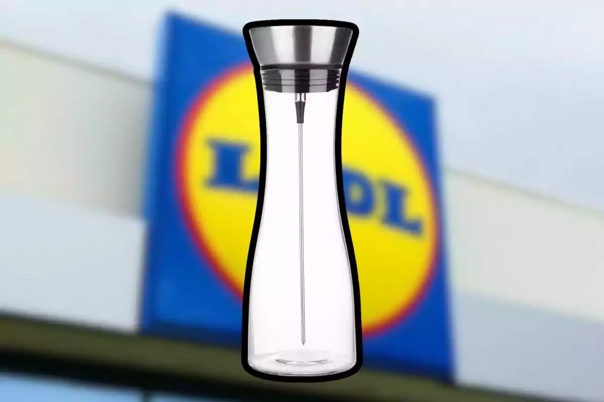 Jarra de vidrio con tapa metálica frente a un cartel borroso de la tienda Lidl Jarra de vidrio con tapa metálica frente a un cartel borroso de la tienda Lidl