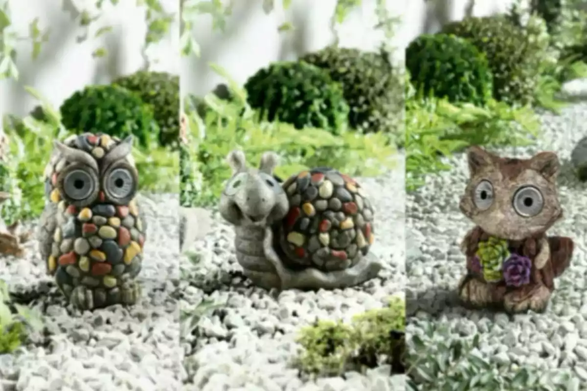 Tres figuras de animales hechas de piedras pequeñas y cemento están colocadas sobre grava blanca en un jardín con plantas verdes al fondo Tres figuras de animales hechas de piedras pequeñas y cemento están colocadas sobre grava blanca en un jardín con plantas verdes al fondo
