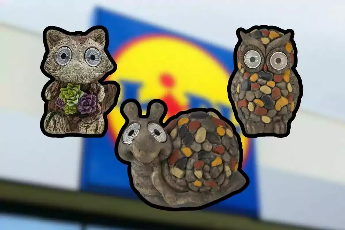 Tres figuras decorativas de animales hechas de piedra con ojos grandes y fondo desenfocado de un letrero de supermercado. Tres figuras decorativas de animales hechas de piedra con ojos grandes y fondo desenfocado de un letrero de supermercado.
