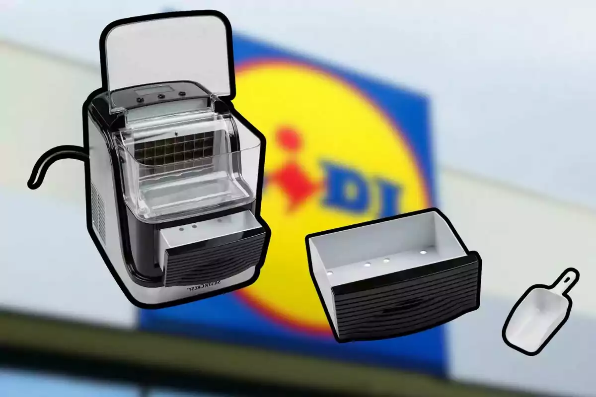 Máquina para hacer hielo con su bandeja y pala sobre un fondo desenfocado de un letrero de supermercado. Máquina para hacer hielo con su bandeja y pala sobre un fondo desenfocado de un letrero de supermercado.