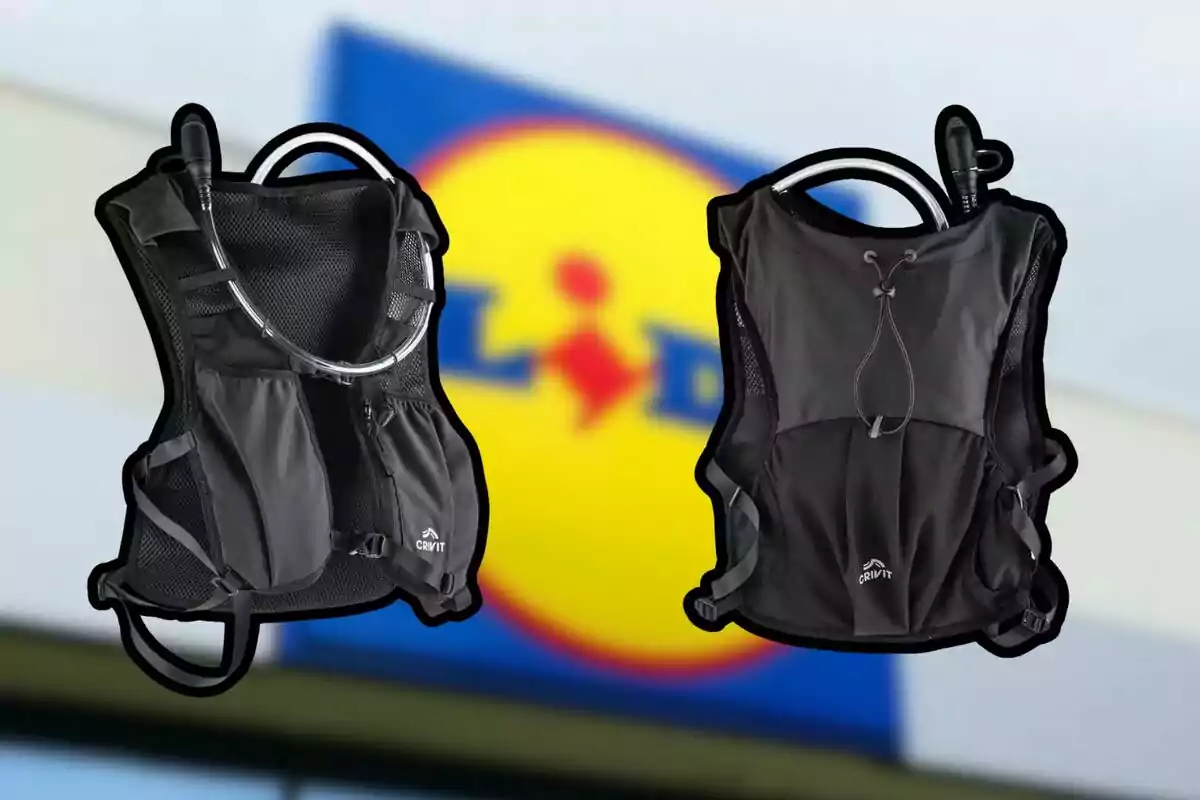 Dos mochilas de hidratación negras con tubos visibles se muestran frente a un fondo desenfocado con un logotipo colorido. Dos mochilas de hidratación negras con tubos visibles se muestran frente a un fondo desenfocado con un logotipo colorido.