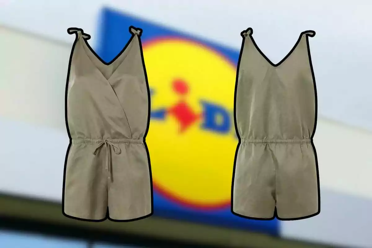Dos monos de color beige con tirantes ajustables y fondo desenfocado de un logotipo. Dos monos de color beige con tirantes ajustables y fondo desenfocado de un logotipo.