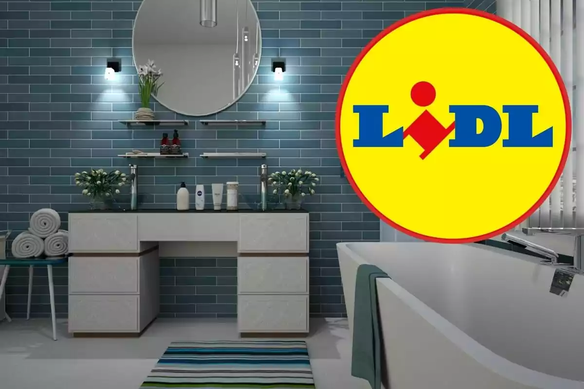 Baño moderno con azulejos azules, espejo redondo, estanterías con productos de higiene, toallas enrolladas y logotipo de Lidl en la esquina superior derecha. Baño moderno con azulejos azules, espejo redondo, estanterías con productos de higiene, toallas enrolladas y logotipo de Lidl en la esquina superior derecha.