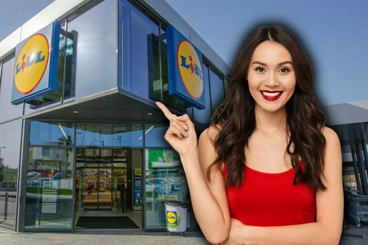 Mujer sonriente con camiseta roja señalando la entrada de una tienda Lidl