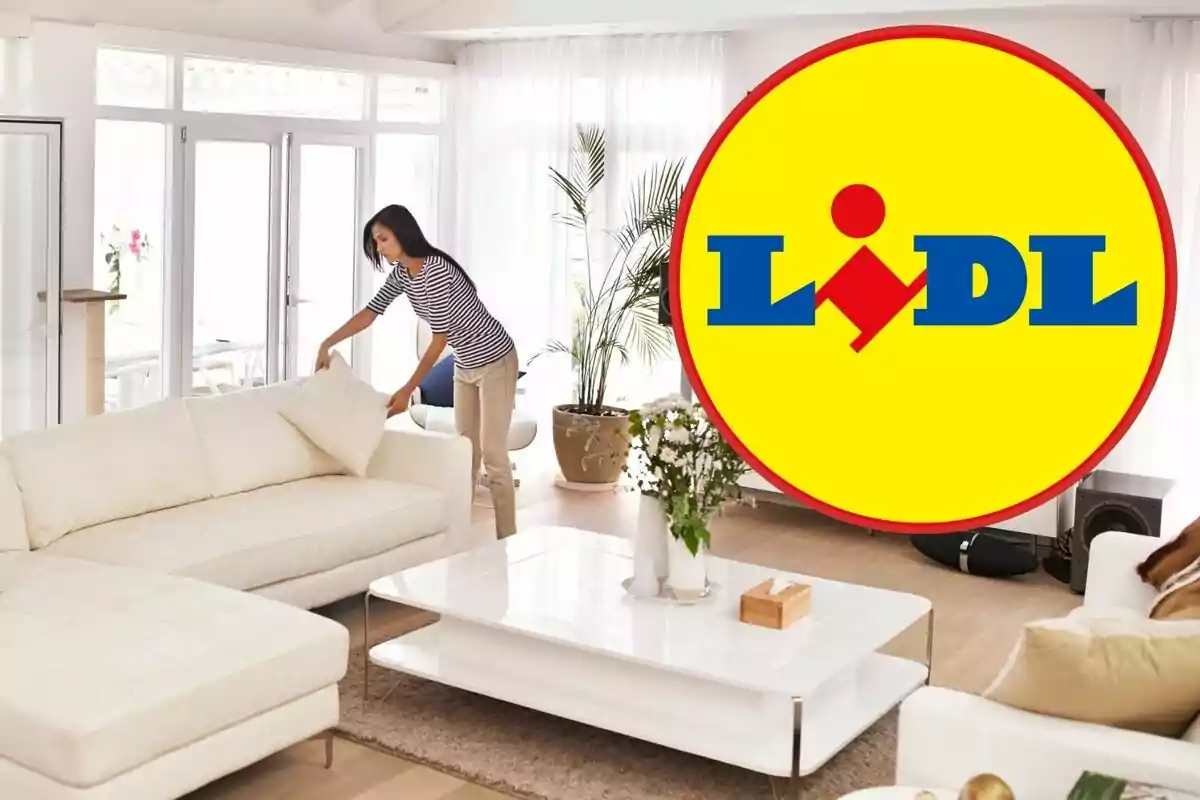 Una persona arregla un cojín en un sofá blanco en una sala de estar moderna y luminosa, con el logotipo de Lidl superpuesto en la imagen.