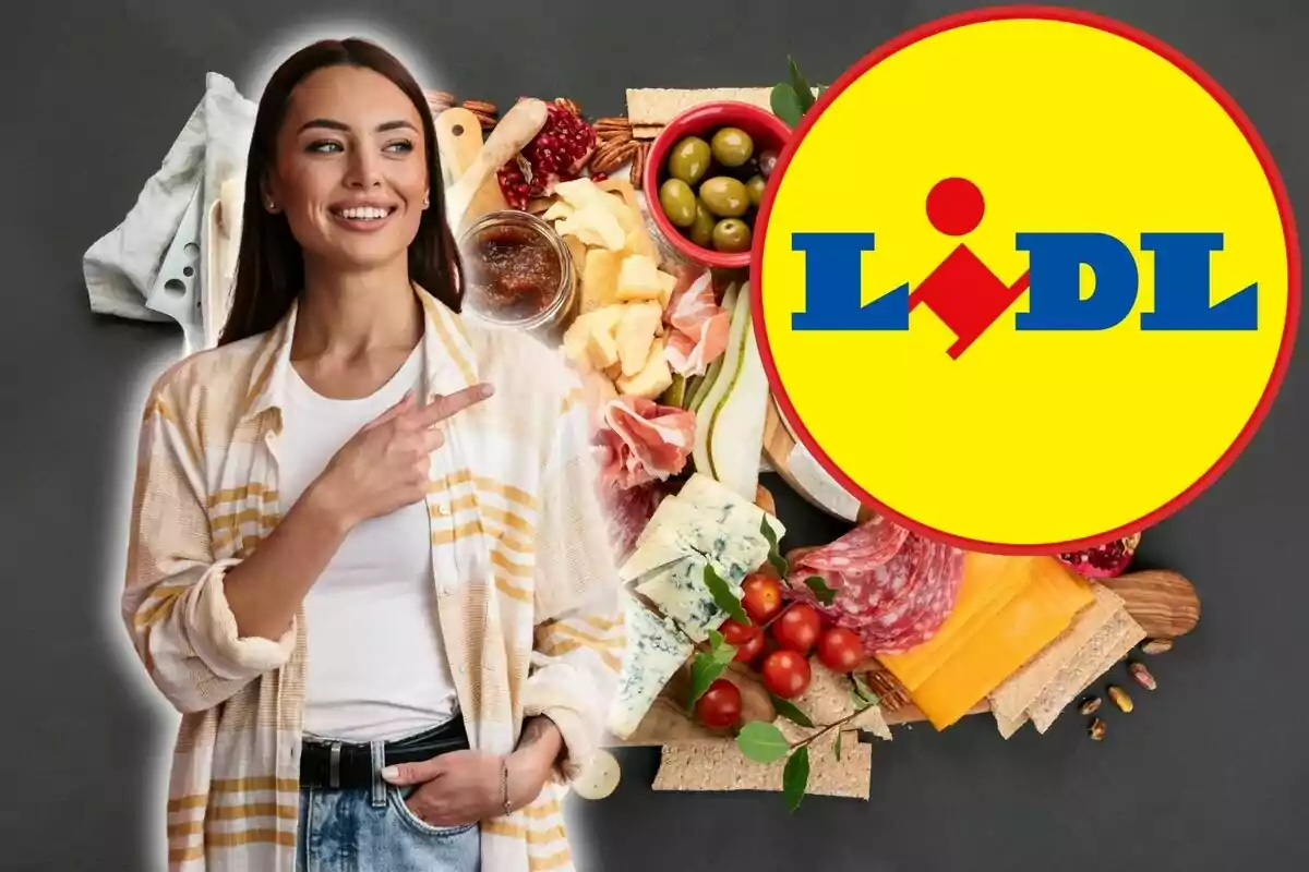 Mujer sonriente señalando hacia el logo de Lidl con una tabla de quesos, embutidos, aceitunas y otros alimentos de fondo