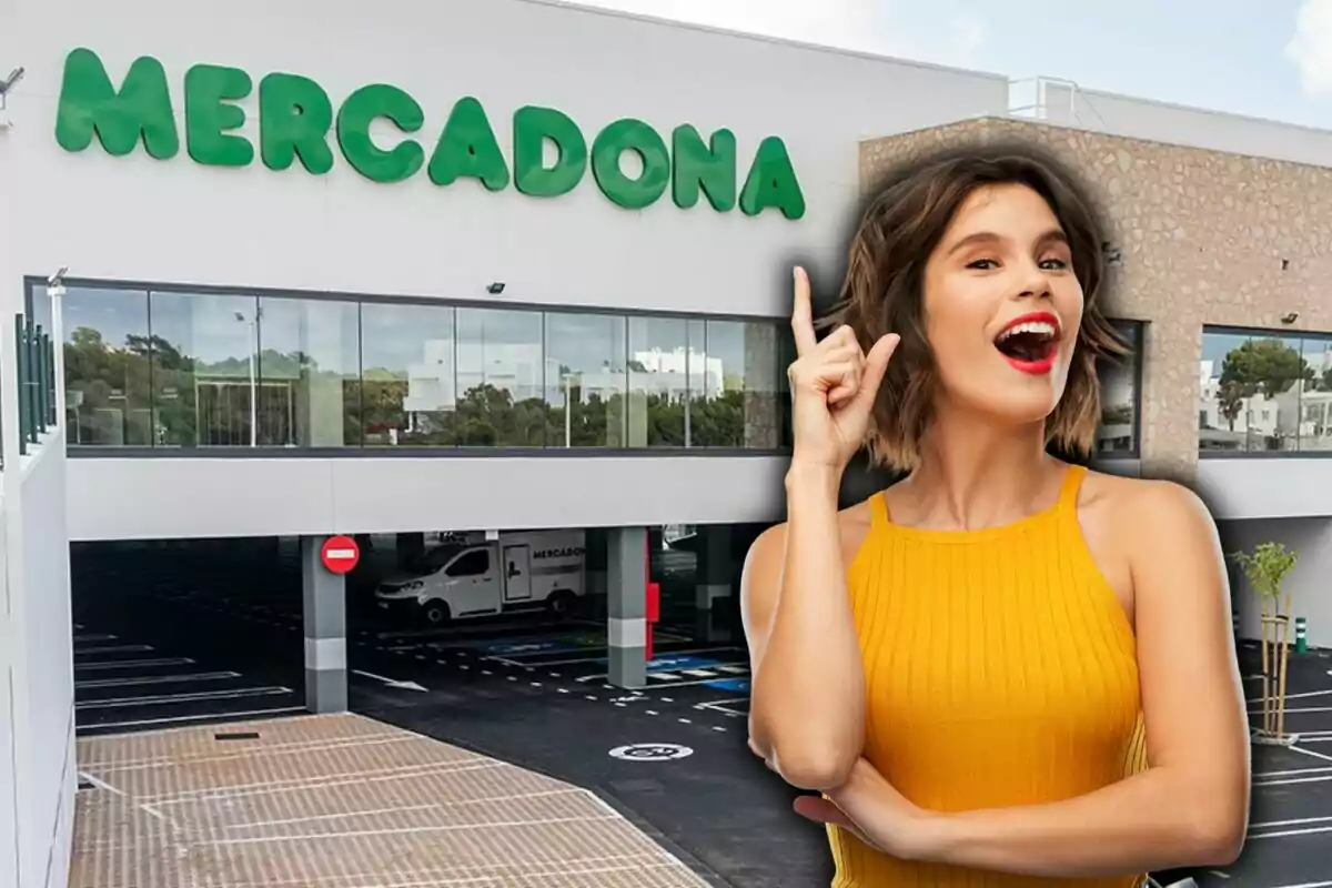 Fachada de un supermercado Mercadona con una mujer sonriente señalando hacia arriba