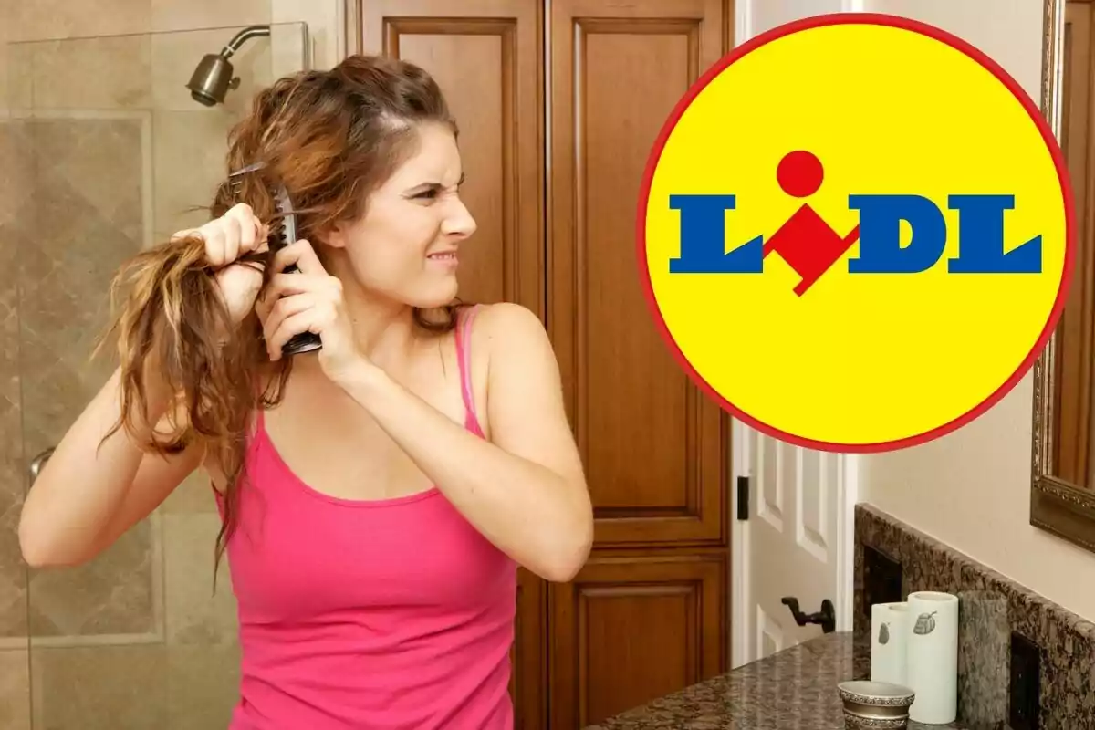 Mujer con expresión de molestia desenredando su cabello en el baño con el logo de Lidl al lado Mujer con expresión de molestia desenredando su cabello en el baño con el logo de Lidl al lado