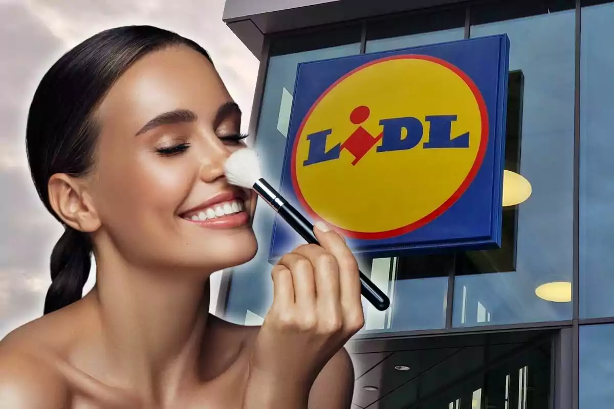 Una persona sonriente aplicándose maquillaje con una brocha frente a un edificio con el logo de Lidl.