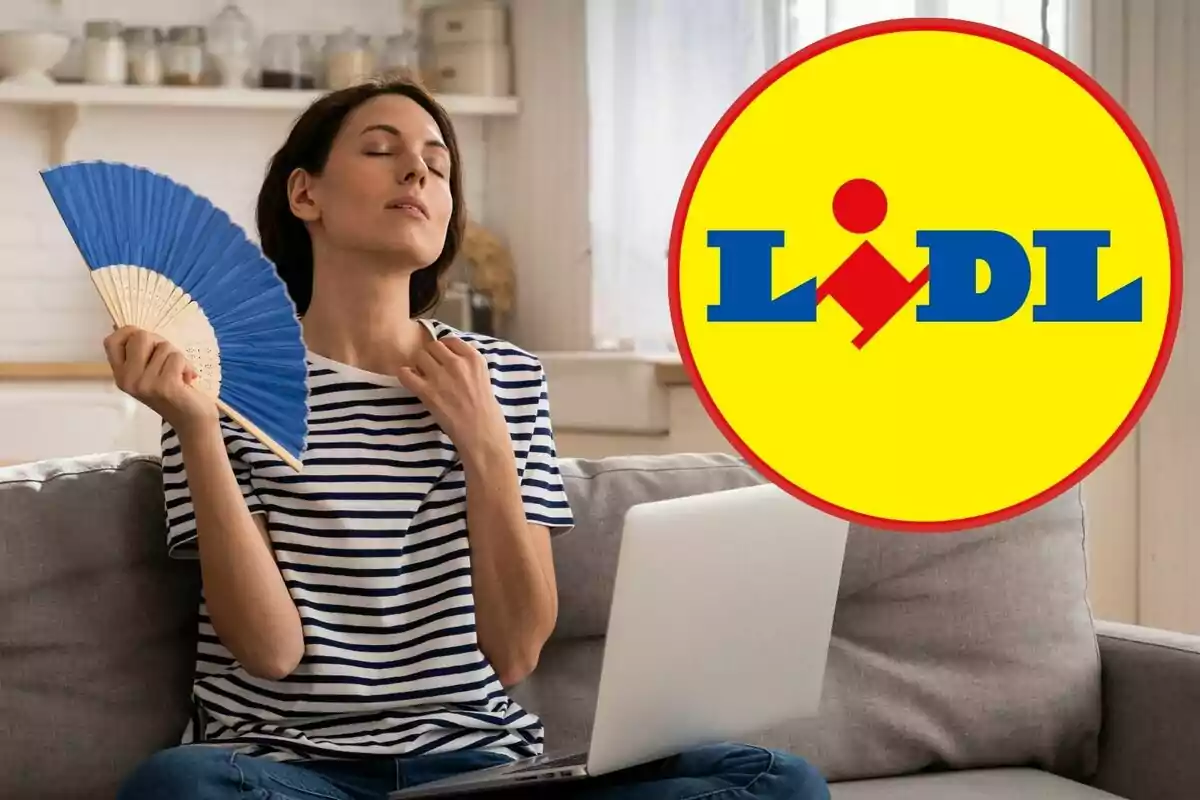 Una mujer sentada en un sofá se abanica con un abanico azul mientras usa una computadora portátil, con el logotipo de Lidl superpuesto en la imagen.