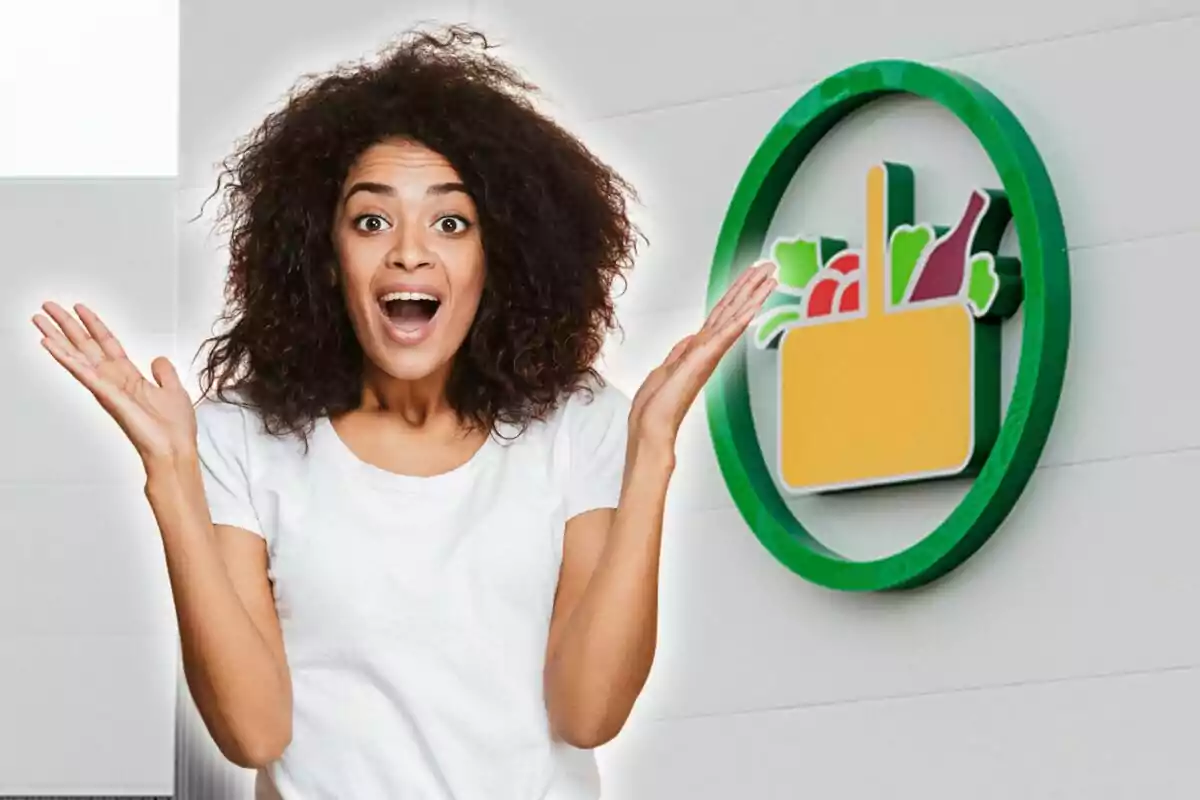 Una persona con expresión de sorpresa está frente a un logotipo de supermercado en la pared.