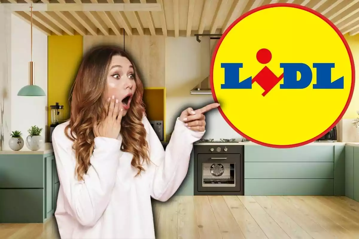 Una mujer sorprendida señala el logotipo de Lidl en una cocina moderna.