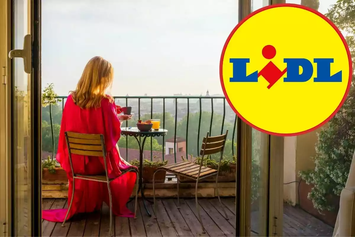 Una persona con un vestido rojo está sentada en un balcón disfrutando de una comida con vista a la ciudad y el logotipo de Lidl está superpuesto en la esquina superior derecha.