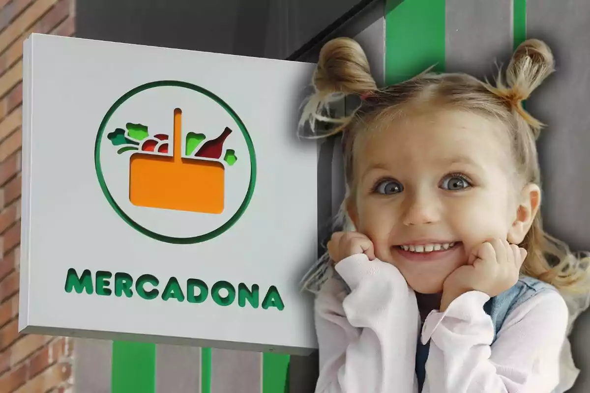 Una niña sonriente con peinado de coletas está junto a un cartel de supermercado que tiene un logotipo con una cesta de compras y productos.