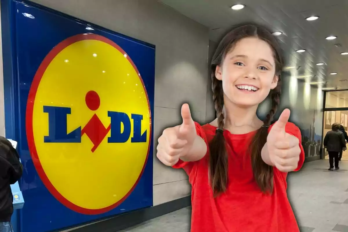 Una niña sonriente con trenzas y camiseta roja hace un gesto de aprobación con los pulgares hacia arriba frente a un cartel grande de Lidl en una tienda iluminada. Una niña sonriente con trenzas y camiseta roja hace un gesto de aprobación con los pulgares hacia arriba frente a un cartel grande de Lidl en una tienda iluminada.