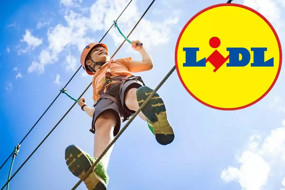 Niño con casco y arnés cruzando un puente de cuerdas al aire libre con el logo de Lidl en la esquina superior derecha