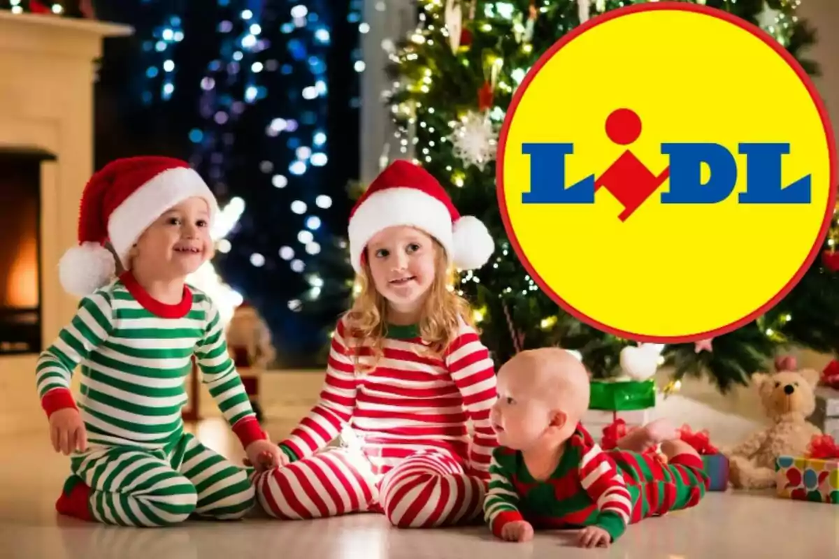 Niños con pijamas navideños y gorros de Santa junto a un árbol de Navidad iluminado y el logo de Lidl.