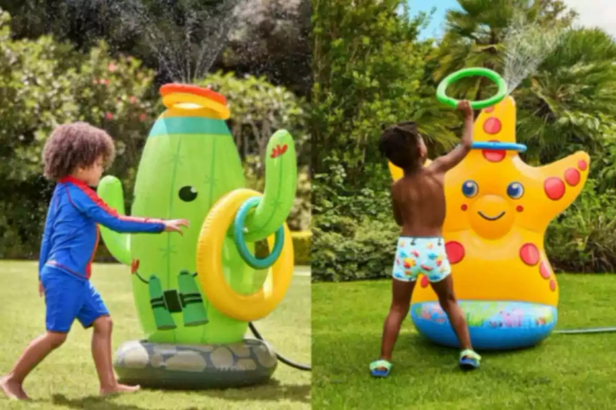 Dos niños juegan en el jardín con inflables de agua en forma de cactus y estrella de mar lanzando aros mientras se mojan con los chorros de agua Dos niños juegan en el jardín con inflables de agua en forma de cactus y estrella de mar lanzando aros mientras se mojan con los chorros de agua