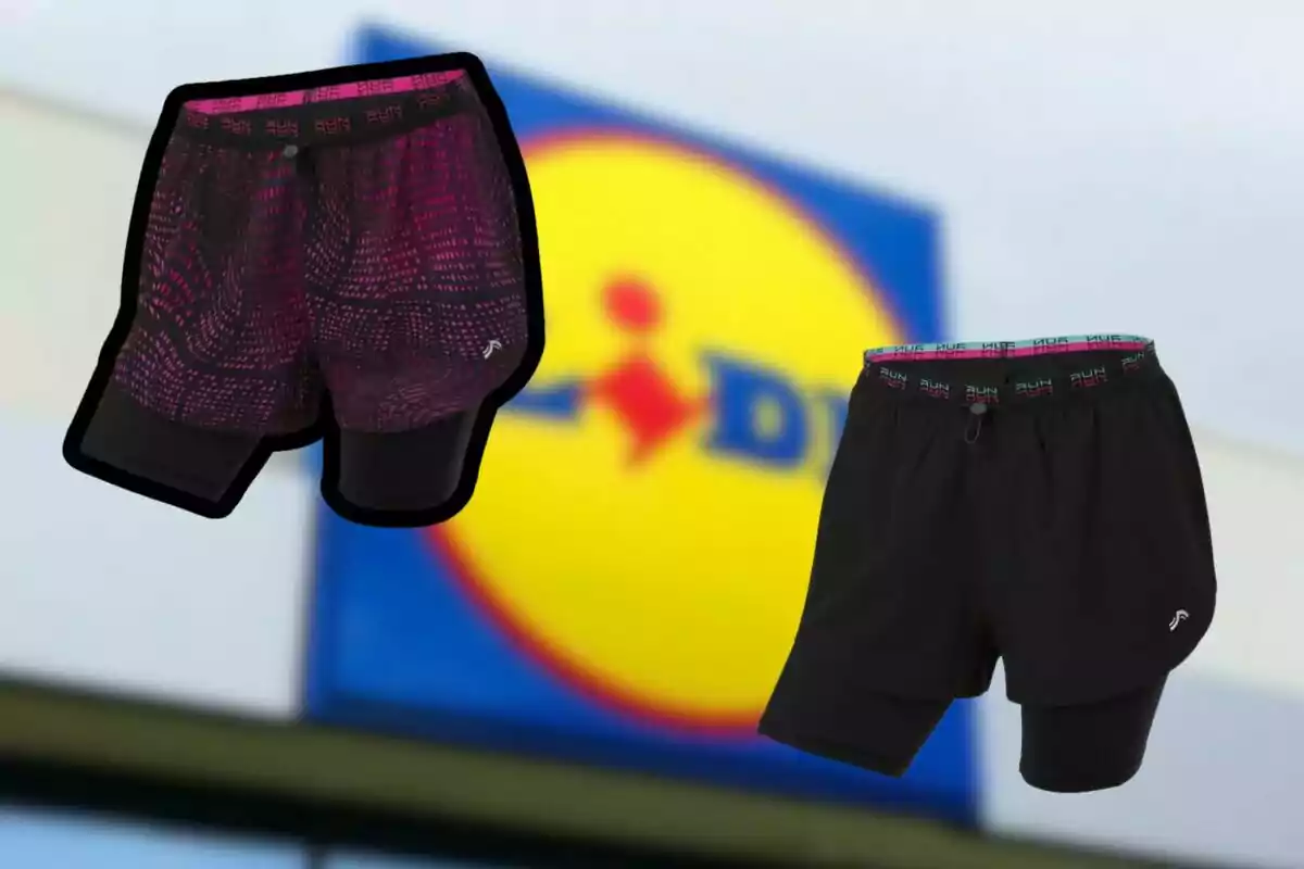 Dos pantalones cortos deportivos frente a un fondo con el logotipo de una tienda. Dos pantalones cortos deportivos frente a un fondo con el logotipo de una tienda.