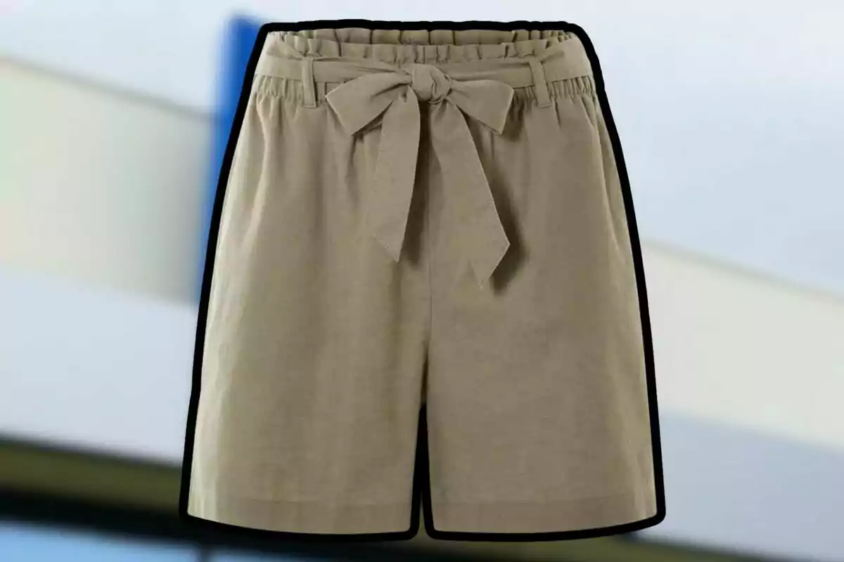 Unos pantalones cortos de color beige con un lazo en la cintura. Unos pantalones cortos de color beige con un lazo en la cintura.