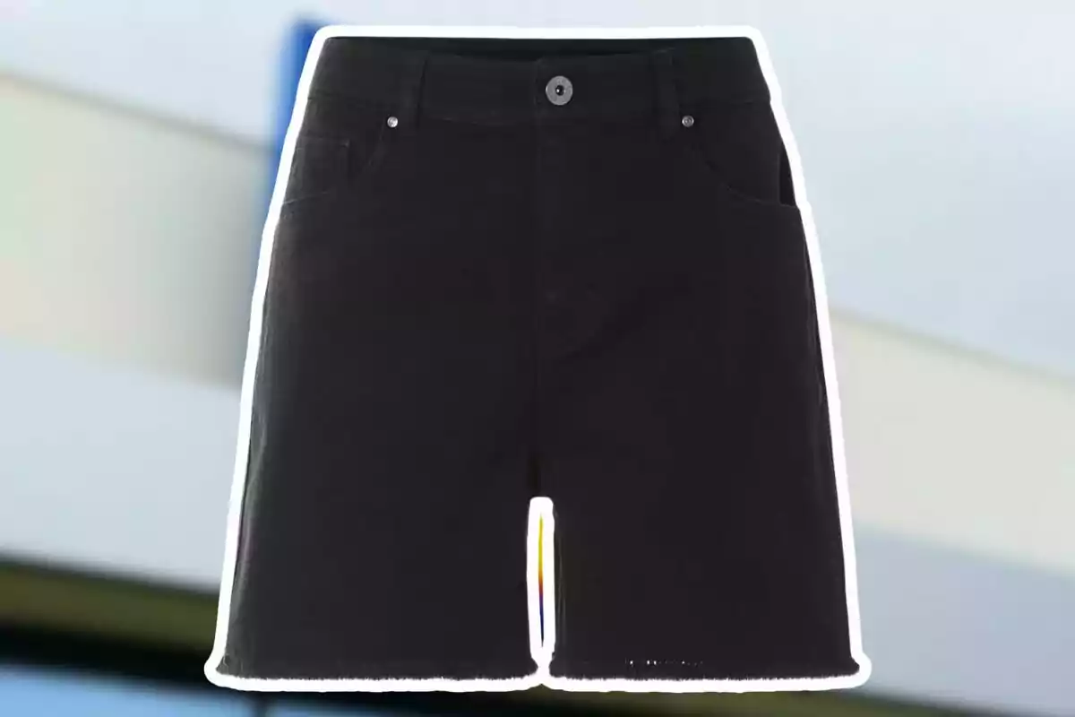 Shorts de mezclilla negros con botón al frente y bolsillos delanteros Shorts de mezclilla negros con botón al frente y bolsillos delanteros