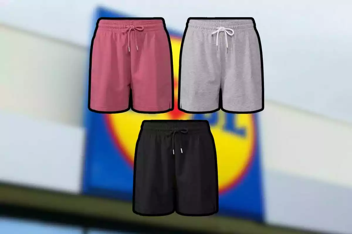 Tres pantalones cortos de diferentes colores (rojo, gris y negro) con un fondo desenfocado de un logotipo. Tres pantalones cortos de diferentes colores (rojo, gris y negro) con un fondo desenfocado de un logotipo.