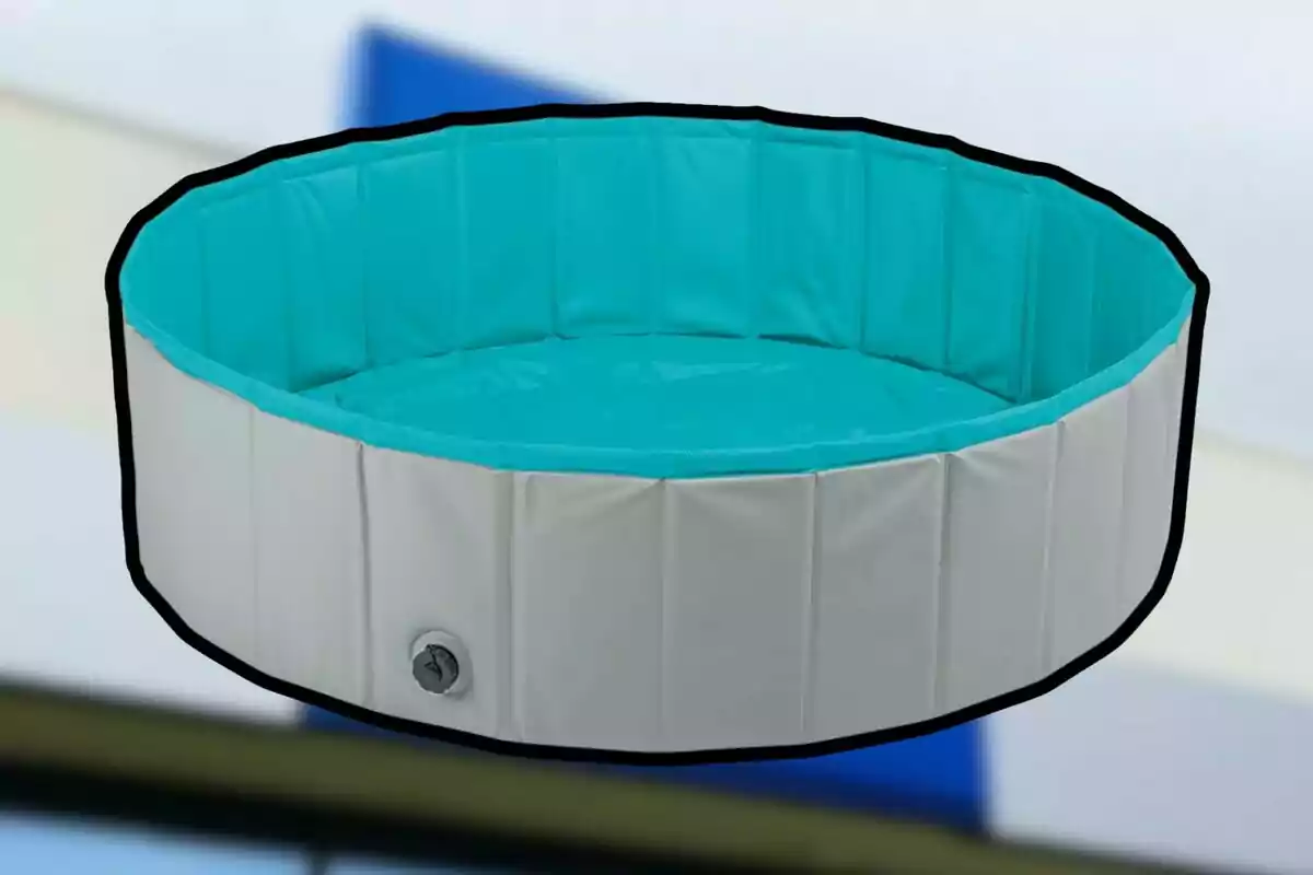 Piscina plegable de color turquesa con borde blanco y una válvula de drenaje en un fondo desenfocado. Piscina plegable de color turquesa con borde blanco y una válvula de drenaje en un fondo desenfocado.