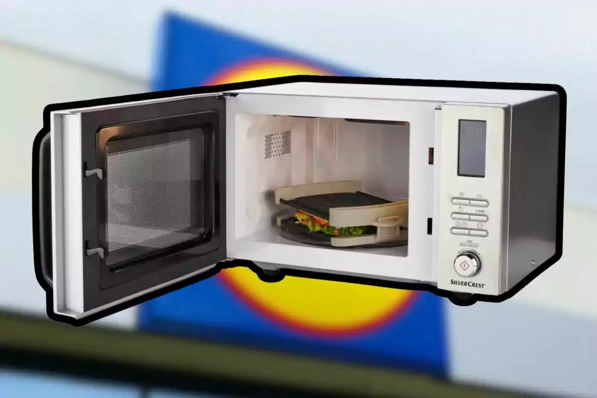 Microondas con puerta abierta mostrando un sándwich en su interior sobre una bandeja de grill. Microondas con puerta abierta mostrando un sándwich en su interior sobre una bandeja de grill.
