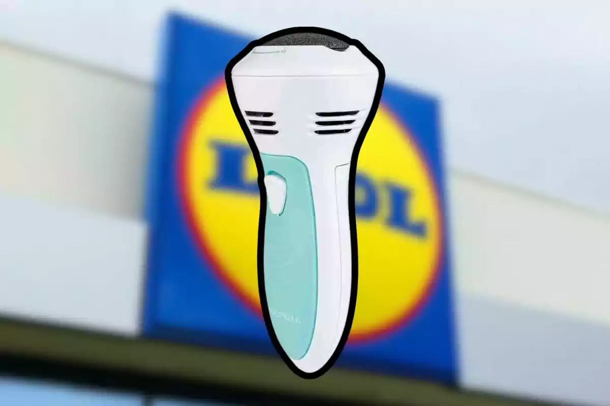 Lima eléctrica para pies con fondo de tienda Lidl desenfocado Lima eléctrica para pies con fondo de tienda Lidl desenfocado
