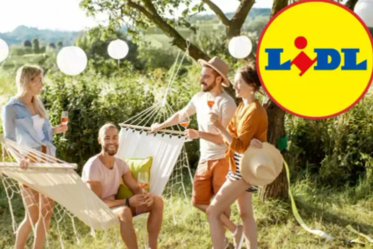 Grupo de amigos disfrutando al aire libre con bebidas en la mano junto a una hamaca y el logo de Lidl en la esquina superior derecha