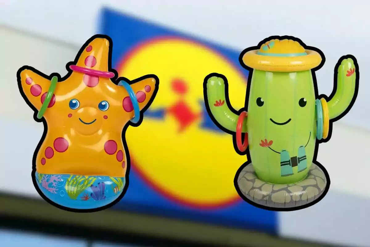 Dos juguetes inflables con forma de estrella de mar y cactus sonrientes, cada uno con aros de colores en los brazos, sobre un fondo desenfocado con el logo de un supermercado. Dos juguetes inflables con forma de estrella de mar y cactus sonrientes, cada uno con aros de colores en los brazos, sobre un fondo desenfocado con el logo de un supermercado.
