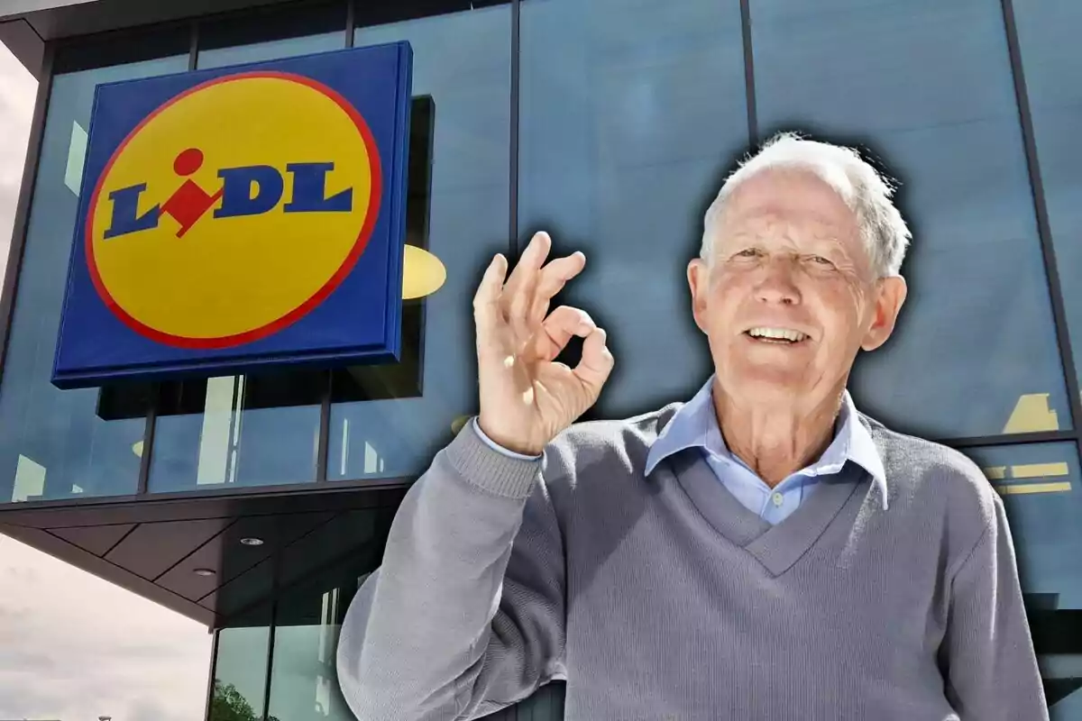 Hombre mayor sonriendo y haciendo un gesto de "OK" con la mano frente a una tienda Lidl.