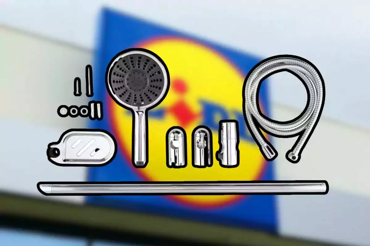 Kit de ducha metálico con accesorios y manguera sobre un fondo desenfocado con el logo de una tienda. Kit de ducha metálico con accesorios y manguera sobre un fondo desenfocado con el logo de una tienda.