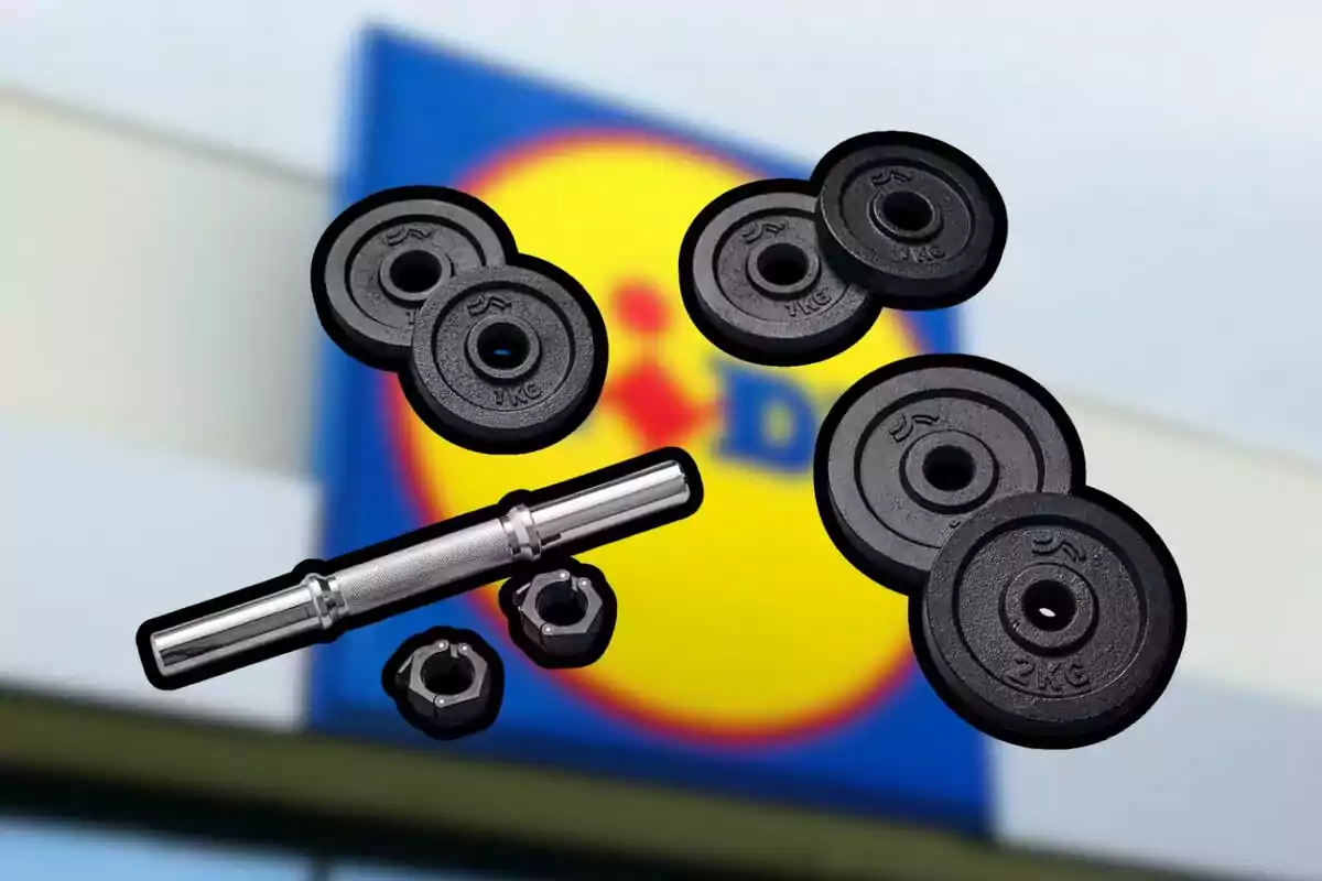 Pesas y barra de gimnasio sobre un fondo desenfocado de un logotipo. Pesas y barra de gimnasio sobre un fondo desenfocado de un logotipo.