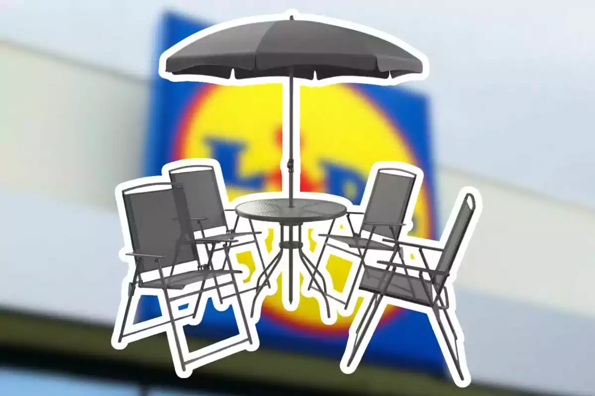 Conjunto de mesa redonda con cuatro sillas y sombrilla de jardín en color negro frente a un cartel borroso de una tienda Conjunto de mesa redonda con cuatro sillas y sombrilla de jardín en color negro frente a un cartel borroso de una tienda