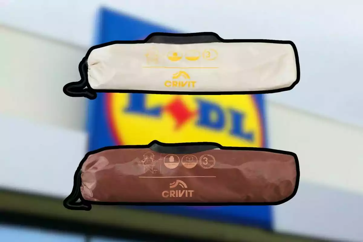 Dos bolsas de transporte de la marca Crivit en colores beige y marrón frente a un cartel borroso de Lidl Dos bolsas de transporte de la marca Crivit en colores beige y marrón frente a un cartel borroso de Lidl