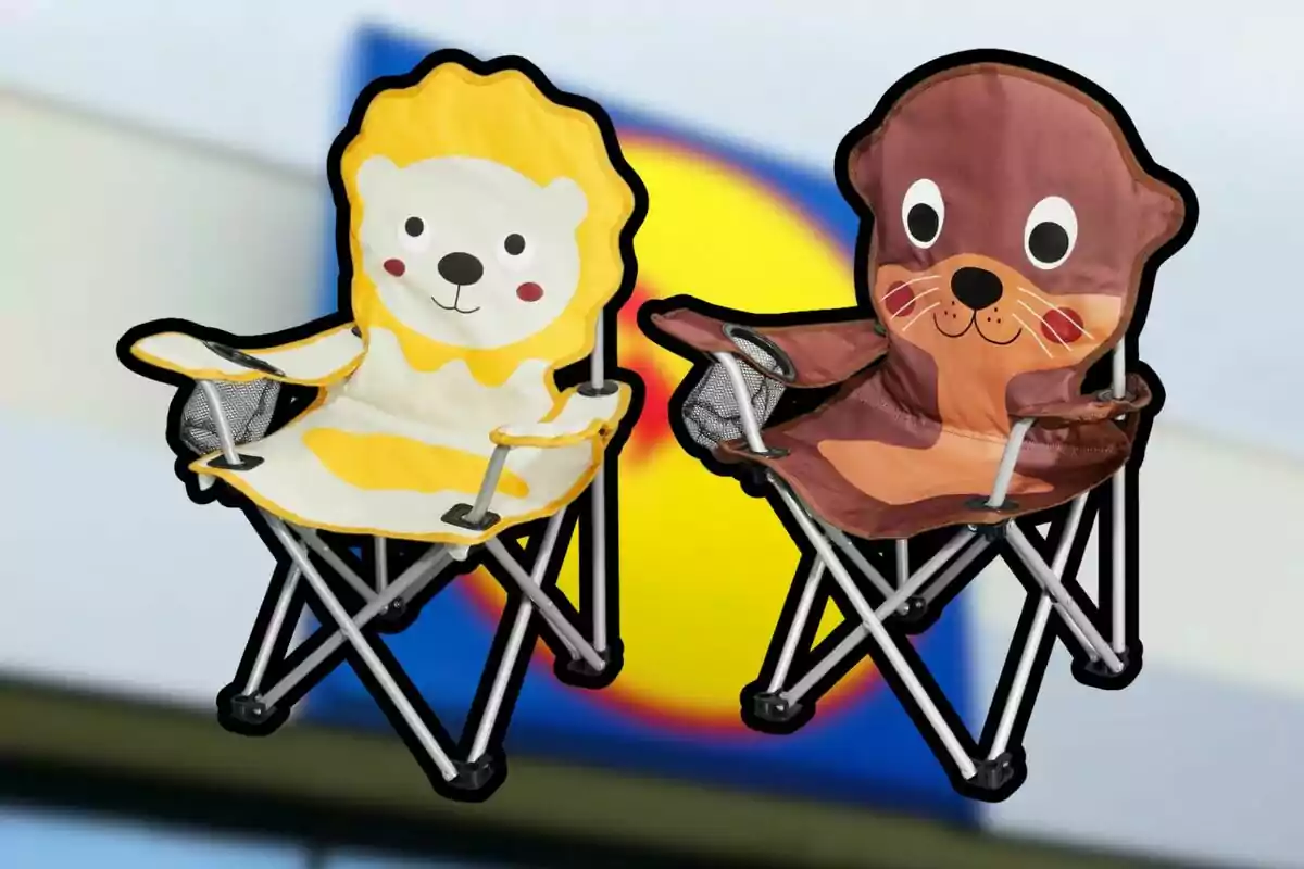 Dos sillas plegables infantiles con diseños de león y nutria sobre un fondo desenfocado de colores azul, amarillo y rojo Dos sillas plegables infantiles con diseños de león y nutria sobre un fondo desenfocado de colores azul, amarillo y rojo