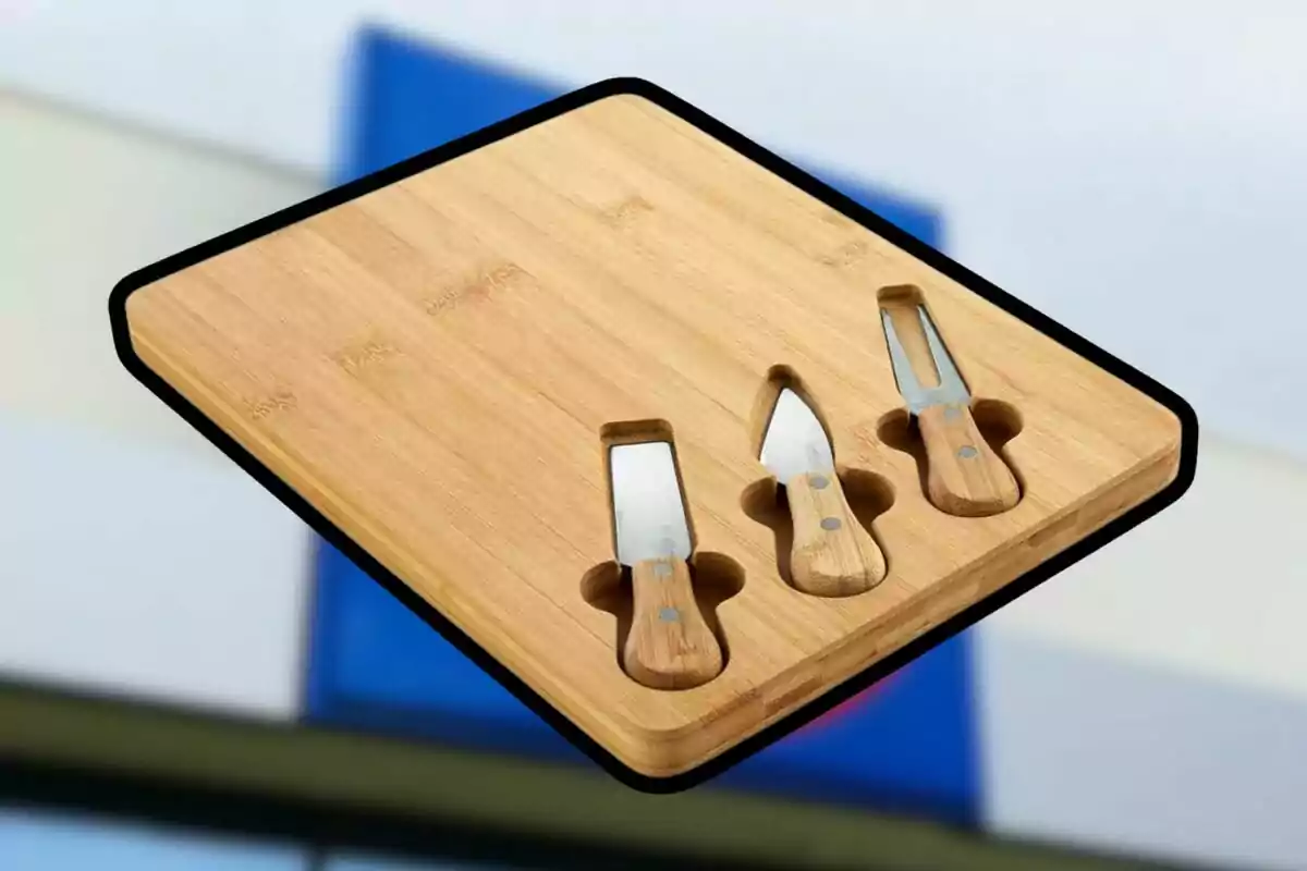 Tabla de madera con tres utensilios para queso encajados en compartimentos a medida Tabla de madera con tres utensilios para queso encajados en compartimentos a medida