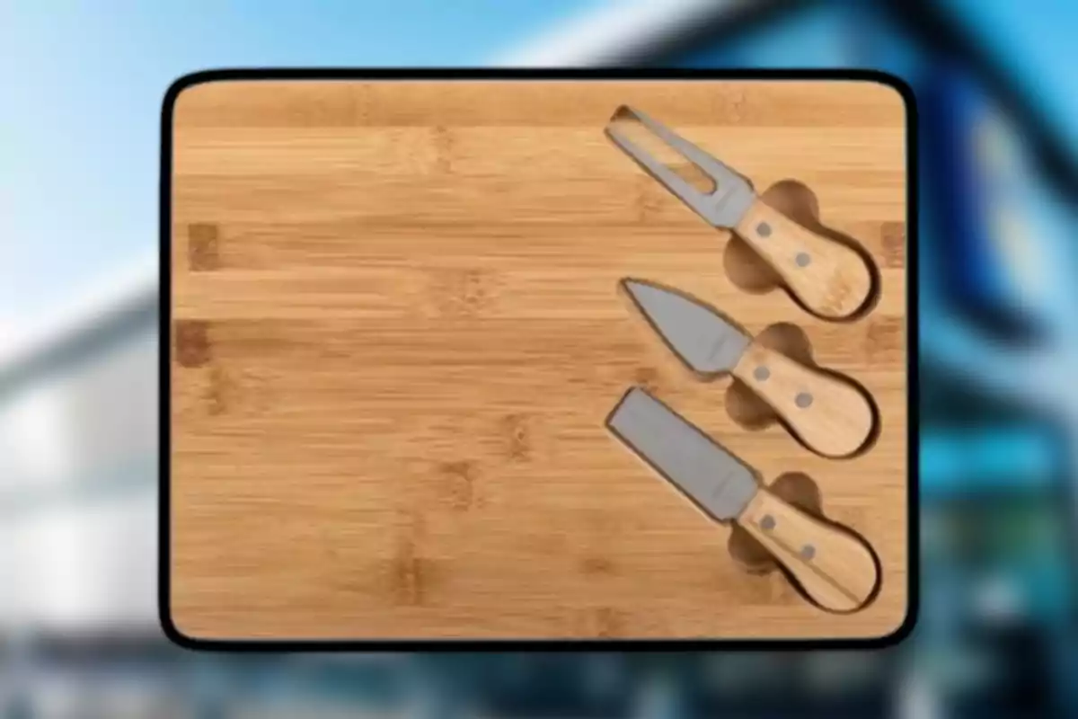 Una tabla de cortar de madera con tres cuchillos de queso con mangos de madera colocados en un fondo desenfocado. Una tabla de cortar de madera con tres cuchillos de queso con mangos de madera colocados en un fondo desenfocado.