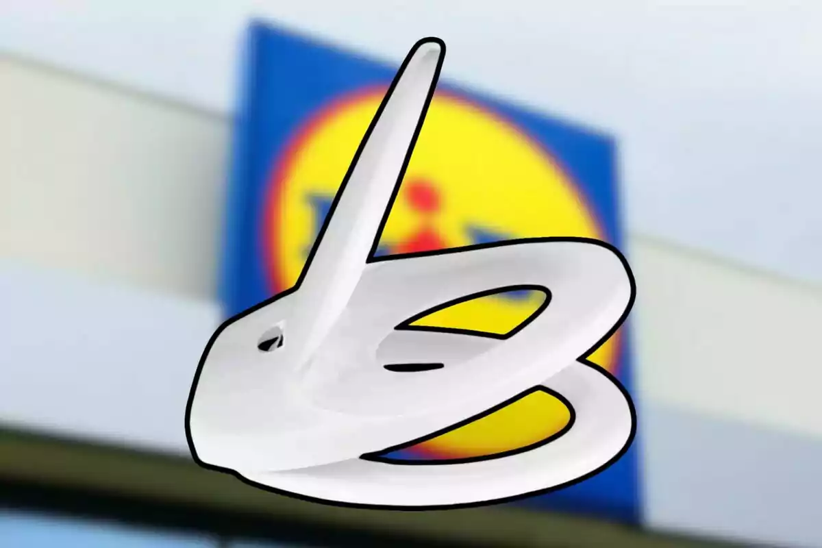 Un objeto blanco con forma abstracta frente a un cartel borroso de un supermercado. Un objeto blanco con forma abstracta frente a un cartel borroso de un supermercado.