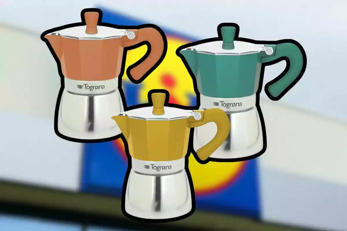 Tres cafeteras moka de colores diferentes, naranja, verde y amarilla, con la marca Tognana en un fondo desenfocado. Tres cafeteras moka de colores diferentes, naranja, verde y amarilla, con la marca Tognana en un fondo desenfocado.