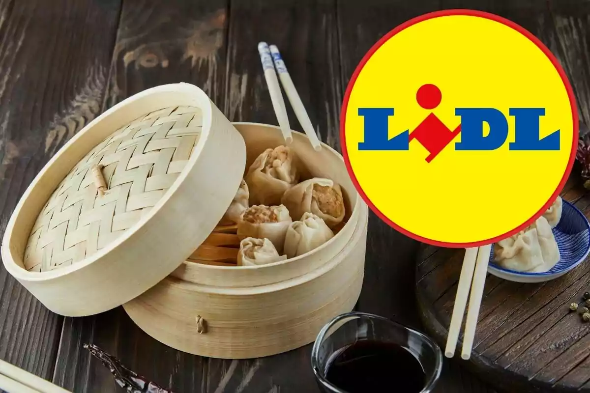 Cesta de bambú con dumplings junto a un logotipo de supermercado. Cesta de bambú con dumplings junto a un logotipo de supermercado.
