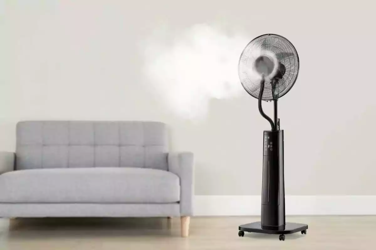 Ventilador negro con función de humidificador encendido junto a un sofá gris en una sala minimalista Ventilador negro con función de humidificador encendido junto a un sofá gris en una sala minimalista