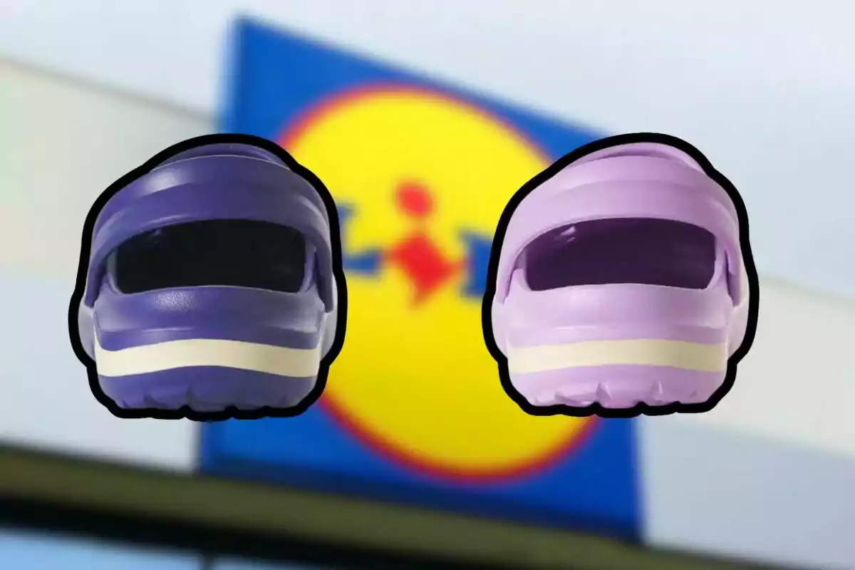 Dos sandalias tipo crocs en colores morado y lila frente a un letrero borroso de la tienda Lidl Dos sandalias tipo crocs en colores morado y lila frente a un letrero borroso de la tienda Lidl