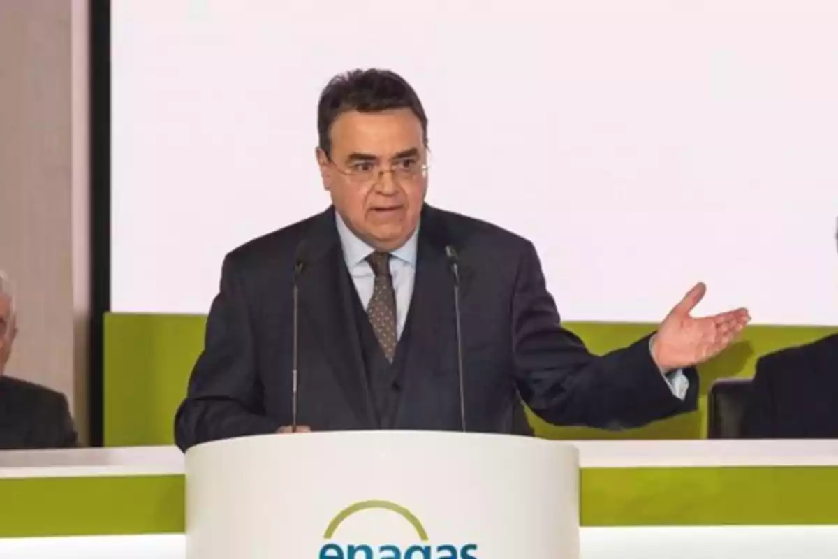 Un hombre en un podio dando un discurso con el logo de Enagás. Un hombre en un podio dando un discurso con el logo de Enagás.