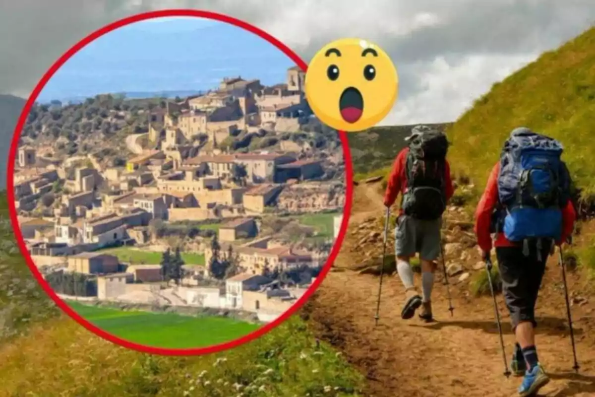 Dos excursionistas con mochilas caminan por un sendero de montaña, mientras una imagen circular insertada muestra un pintoresco pueblo en la distancia con un emoji sorprendido.