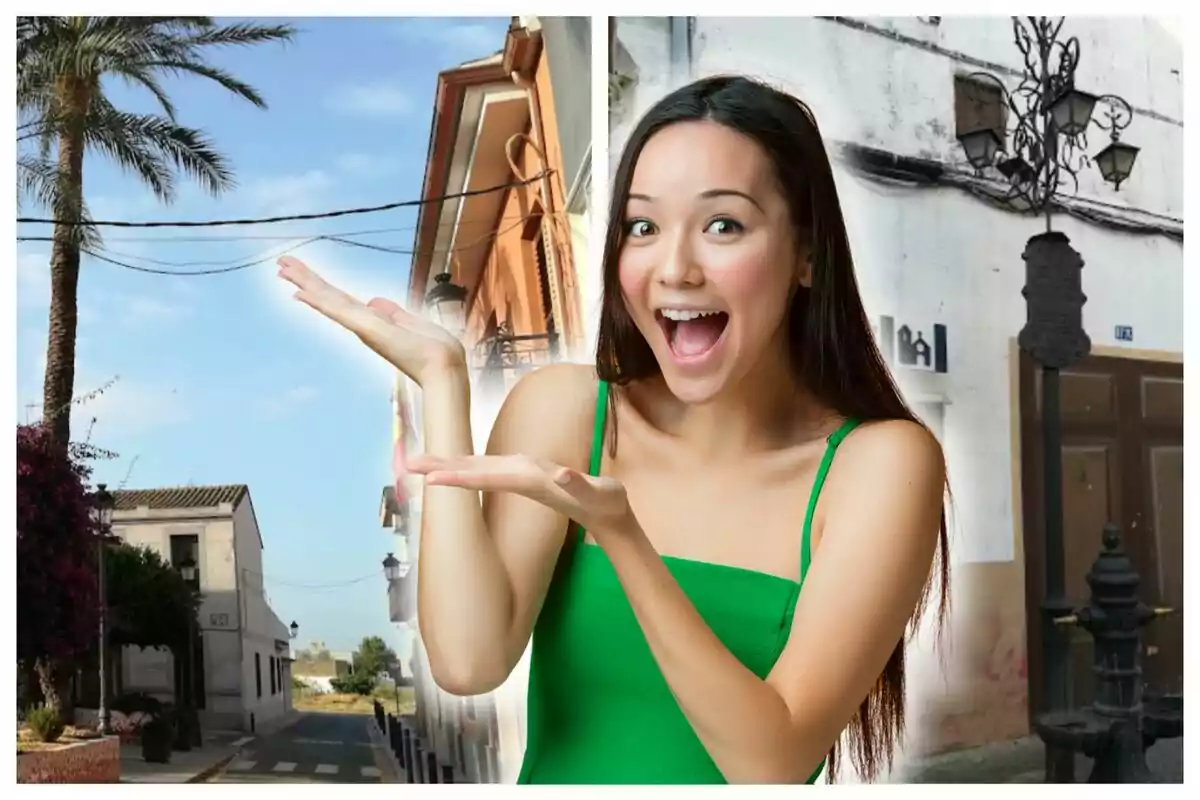 Mujer sonriente con vestido verde señalando con ambas manos en una calle con palmeras y edificios.