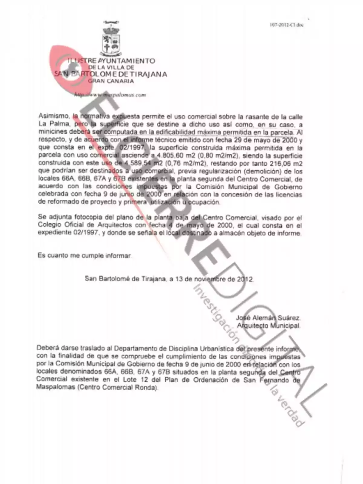 El documento es una comunicación oficial del Ayuntamiento de San Bartolomé de Tirajana, Gran Canaria, que detalla la normativa sobre el uso comercial de una parcela en la calle La Palma. Se menciona que la superficie destinada a uso comercial debe computarse en la edificabilidad máxima permitida en la parcela. Según un informe técnico de mayo de 2000, la superficie construida máxima permitida en la parcela asciende a 4.805,60 m2, con una superficie construida actual de 4.589,54 m2, restando 216,06 m2 que podrían ser destinados a uso comercial previa regularización de los locales 66A, 66B, 67A y 67B situados en la planta segunda del Centro Comercial. Se adjunta una fotocopia del plano de la planta baja del Centro Comercial, visado por el Colegio Oficial de Arquitectos en mayo de 2000. El documento está firmado por José Alemán Suárez, Arquitecto Municipal, y fechado el 13 de noviembre de 2012.