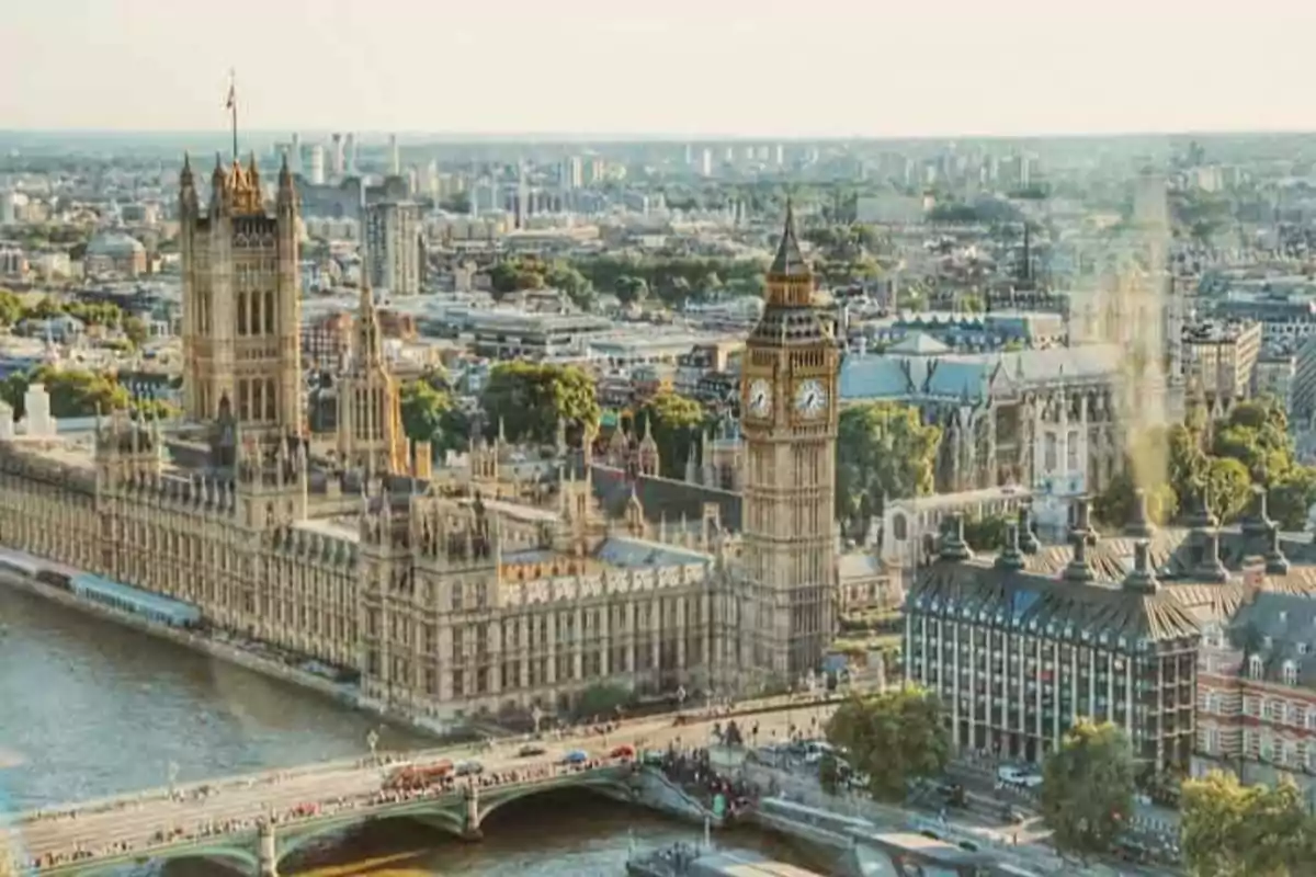 Vista aérea del Palacio de Westminster y el Big Ben en Londres con el río Támesis y la ciudad al fondo.